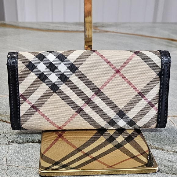 Burberry Haymarket Wallet Excellent Condition - Picture 4 of 16